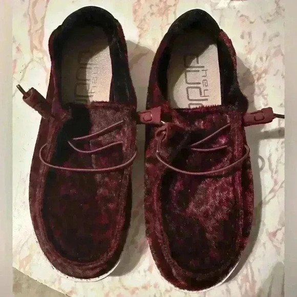 Wendy Scarlett Rare Velvet Maroon Leopard Print Hey Dudes Women’s Size 6 - Picture 1 of 4
